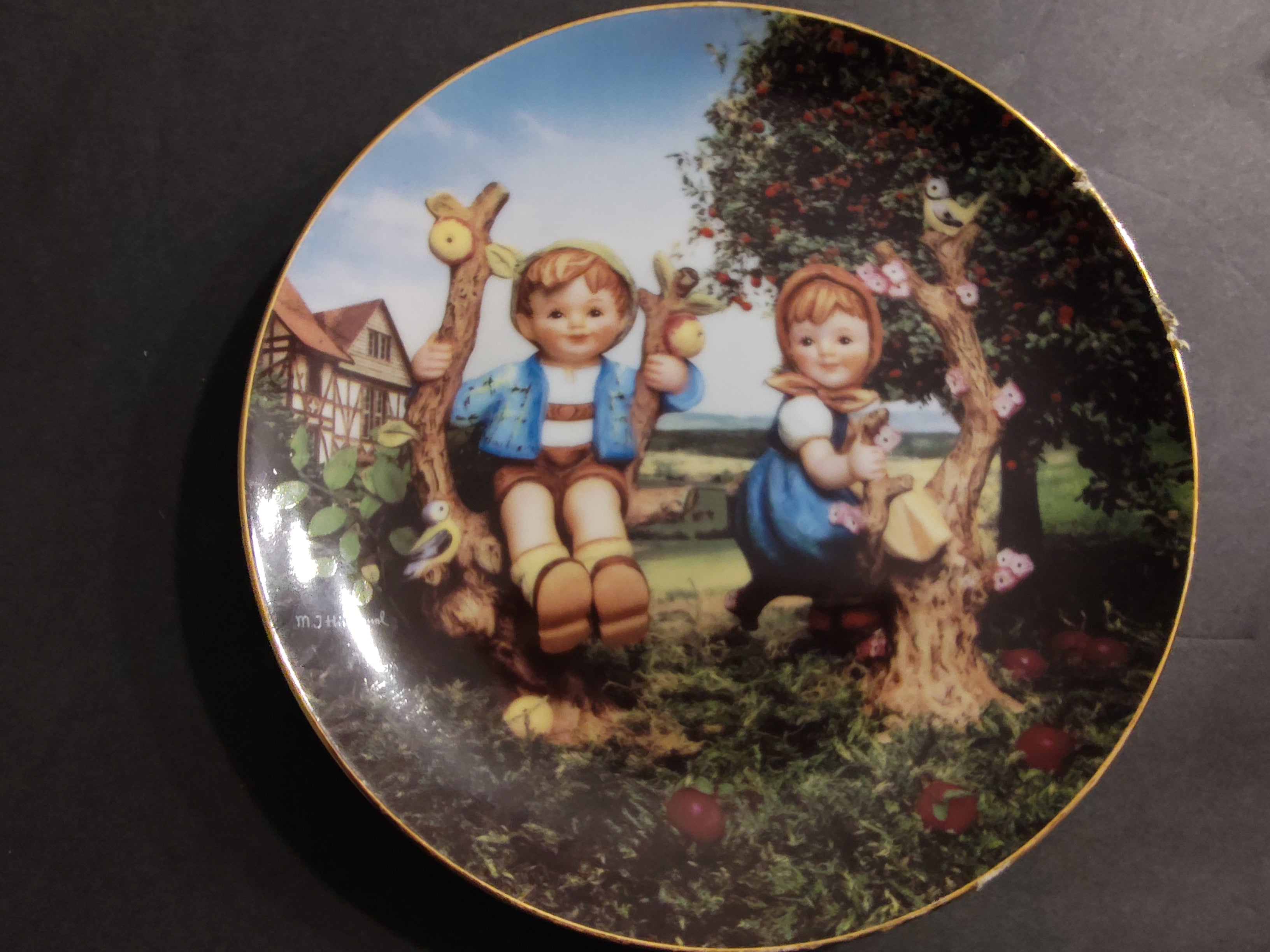 M.I. Hummel "Apple Tree Boy & Girl" Collector Plate – Danbury Mint