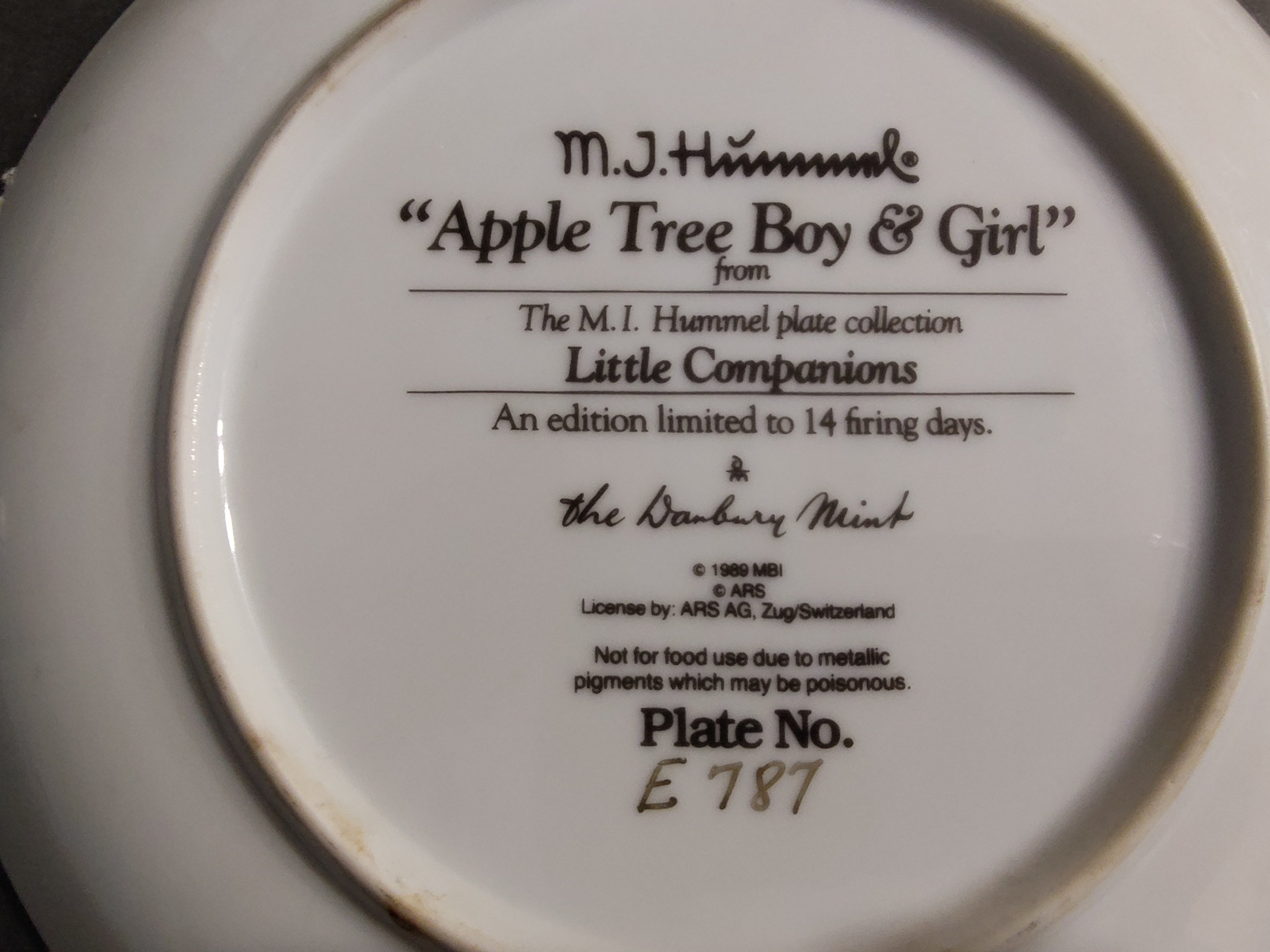 M.I. Hummel "Apple Tree Boy & Girl" Collector Plate – Danbury Mint